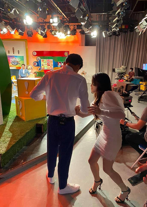 Trước nghi vấn hẹn hò, Trần Vân và Xuân Nghị đều phủ nhận. Ảnh: VTV