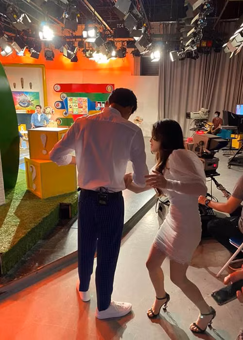 Trước nghi vấn hẹn hò, Trần Vân và Xuân Nghị đều phủ nhận. Ảnh: VTV