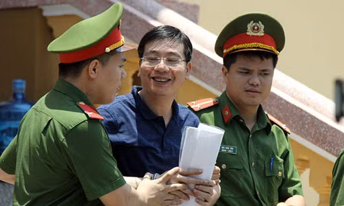 Bị cáo Khương Ngọc Chất rời tòa vào trưa 16/5. Ảnh: Hoàng Lam.