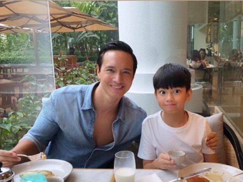 Gần đây, Hồ Ngọc Hà dành nhiều thời gian cho Kim Lý và con trai. Người thân cận cho biết, nữ ca sĩ bị ốm nghén nhưng vẫn cố gắng làm việc.