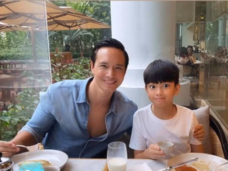 Gần đây, Hồ Ngọc Hà dành nhiều thời gian cho Kim Lý và con trai. Người thân cận cho biết, nữ ca sĩ bị ốm nghén nhưng vẫn cố gắng làm việc.