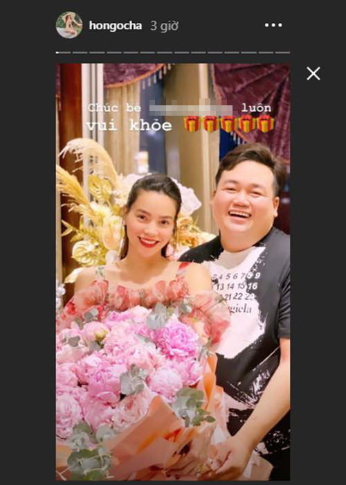 Trong loạt ảnh chụp được chia sẻ, Hồ Ngọc Hà giấu vòng 2 bằng bó hoa sinh nhật.