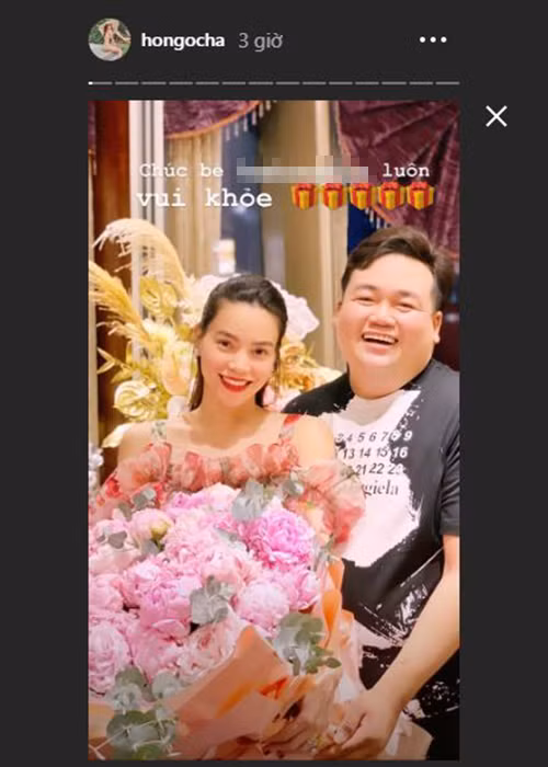 Trong loạt ảnh chụp được chia sẻ, Hồ Ngọc Hà giấu vòng 2 bằng bó hoa sinh nhật.