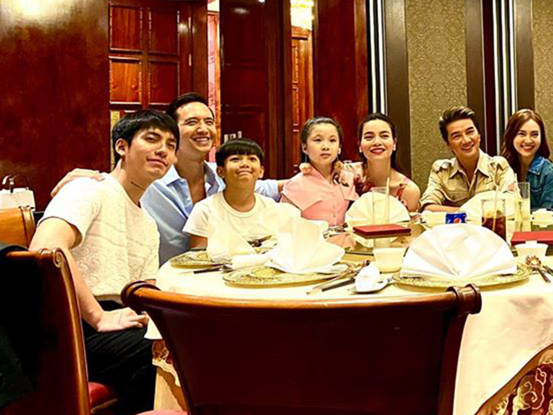 Nữ ca sĩ che chắn vòng 2 cẩn thận khiến cư dân mạng càng tin tưởng vào tin đồn mang thai.