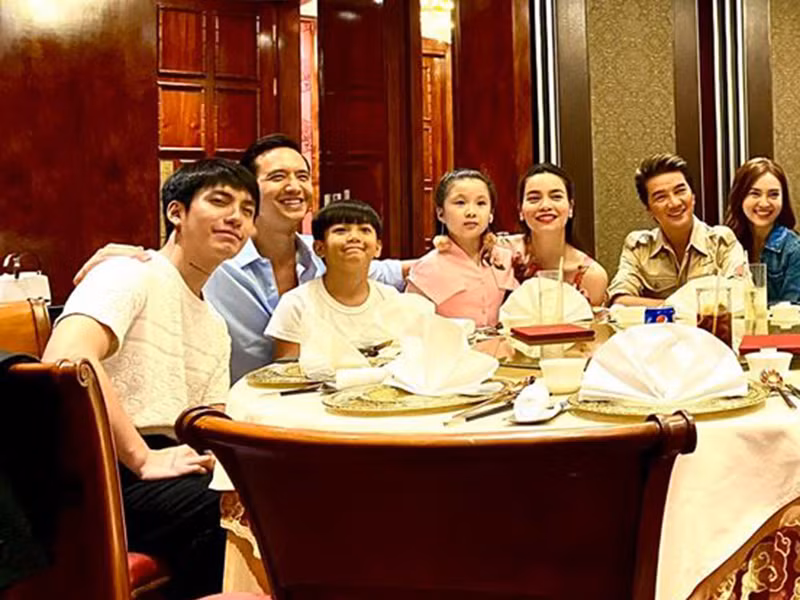 Nữ ca sĩ che chắn vòng 2 cẩn thận khiến cư dân mạng càng tin tưởng vào tin đồn mang thai.