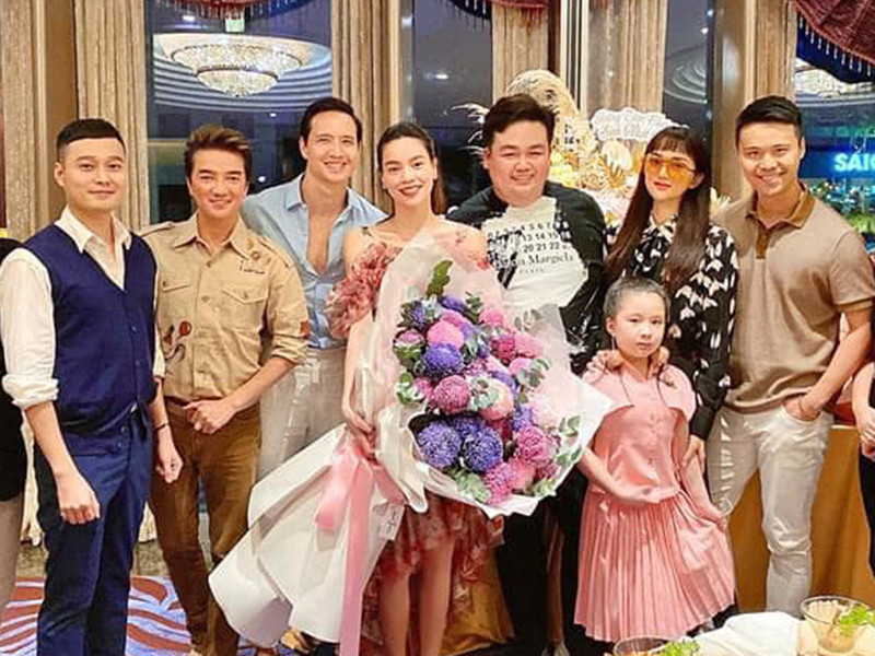 Thông tin Hồ Ngọc Hà mang thai đôi 3 tháng vừa được người thân cận xác nhận. Sau tin đồn bầu bí, Hà Hồ và Kim Lý xuất hiện trong bữa tiệc sinh nhật của một người bạn.