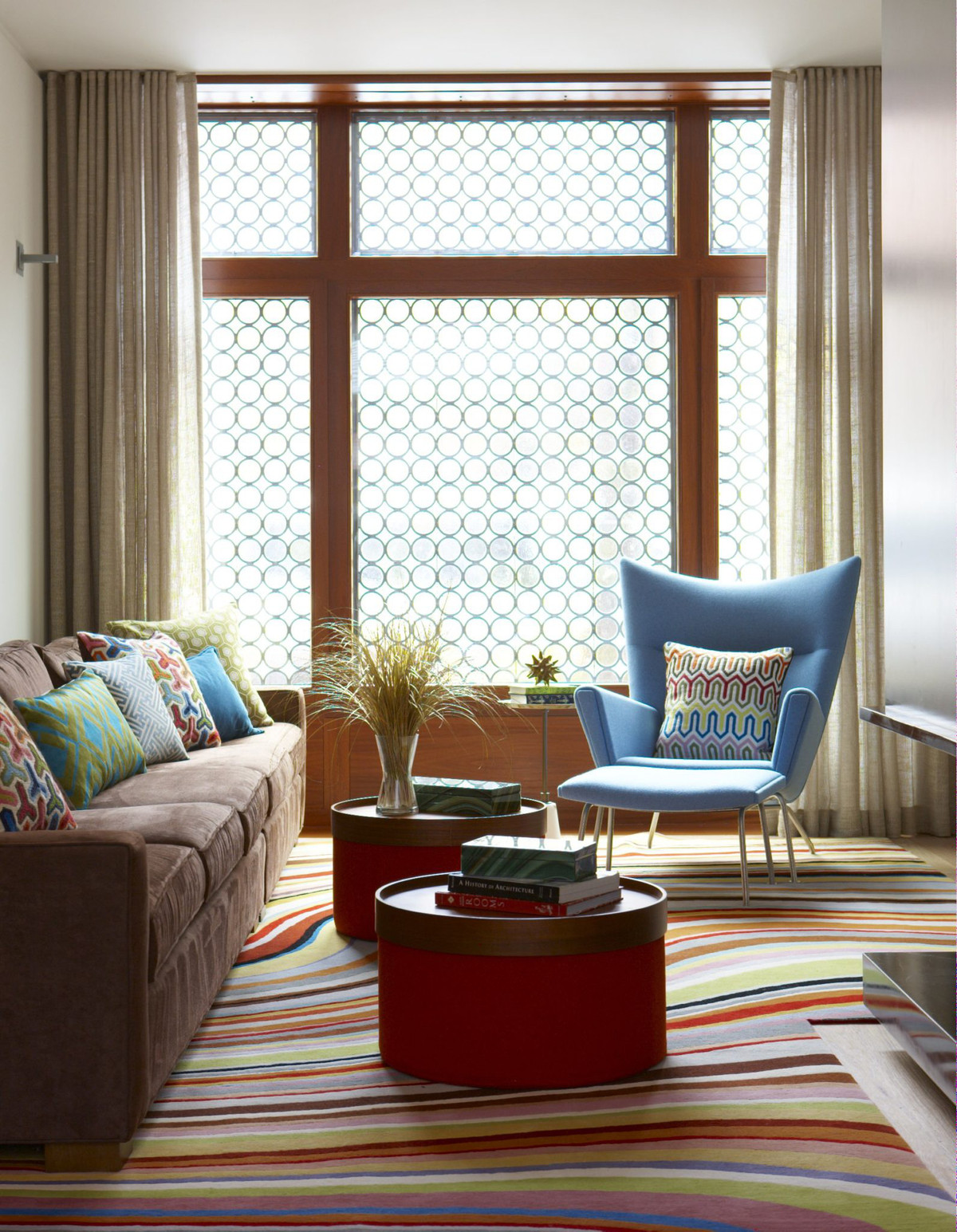 Phong cách đương đại không ngại sử dụng những gam màu đậm sắc, rực rỡ.