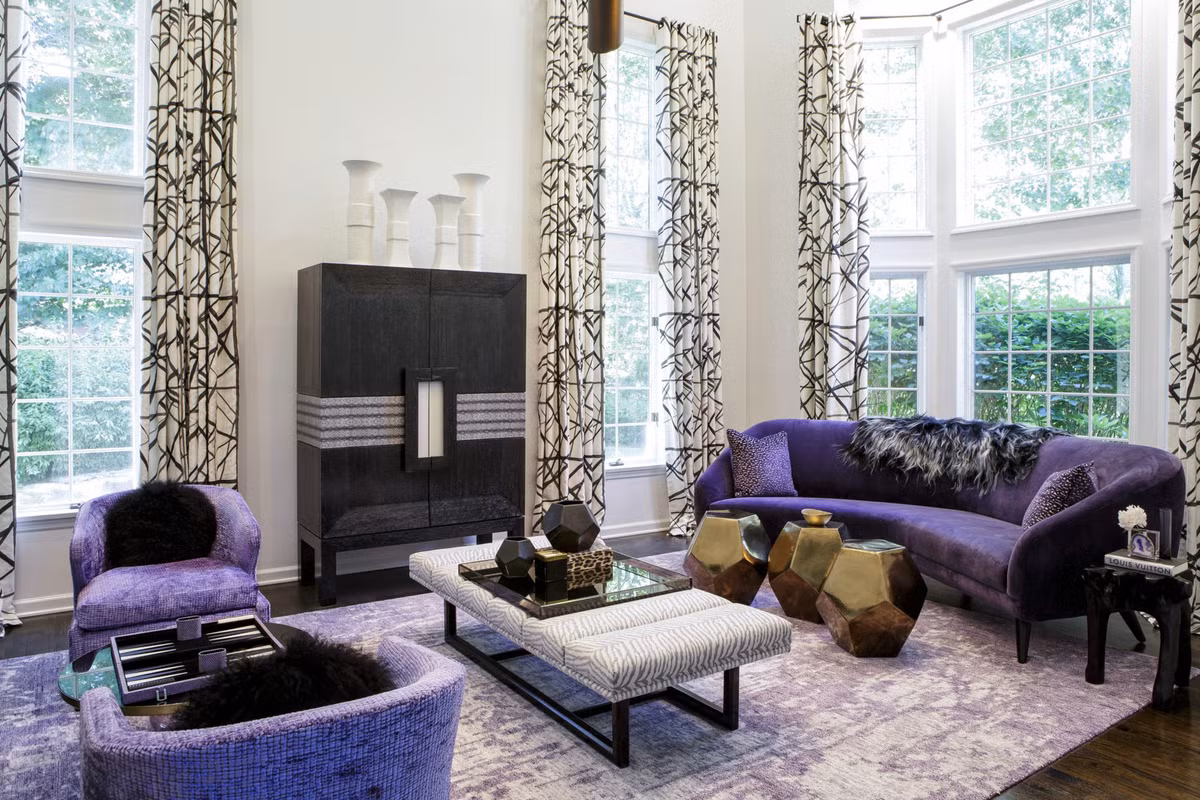 Phong cách đương đại có lối sử dụng màu sắc đặc sắc, ấn tượng, gợi cảm giác nghệ thuật.