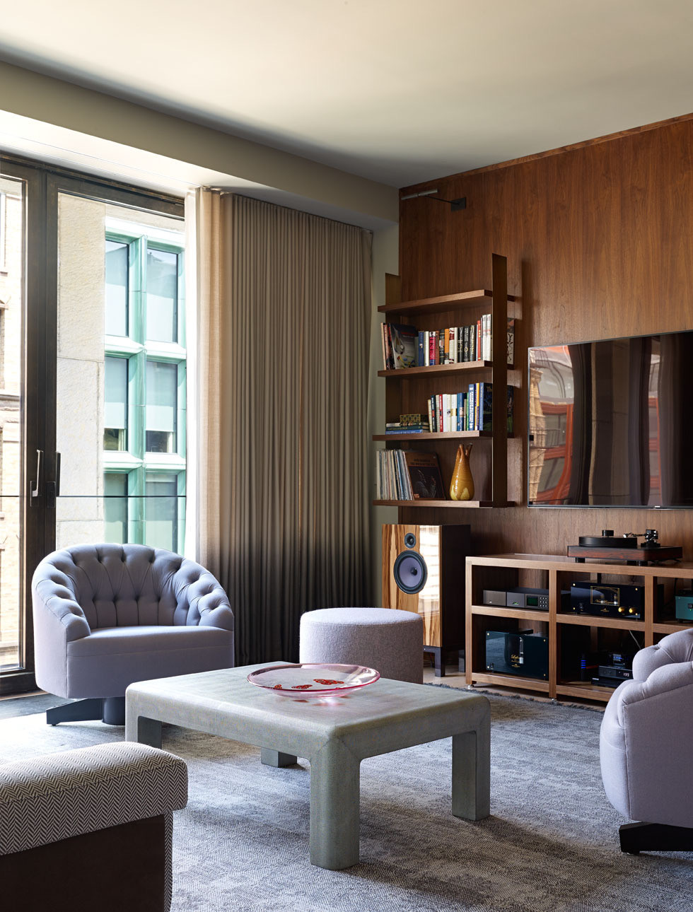 Đến nay phong cách nội thất đương đại vẫn là lựa chọn của rất nhiều gia đình không chỉ riêng với phòng khách mà còn dùng cho cả phòng ăn, phòng làm việc và phòng ngủ.