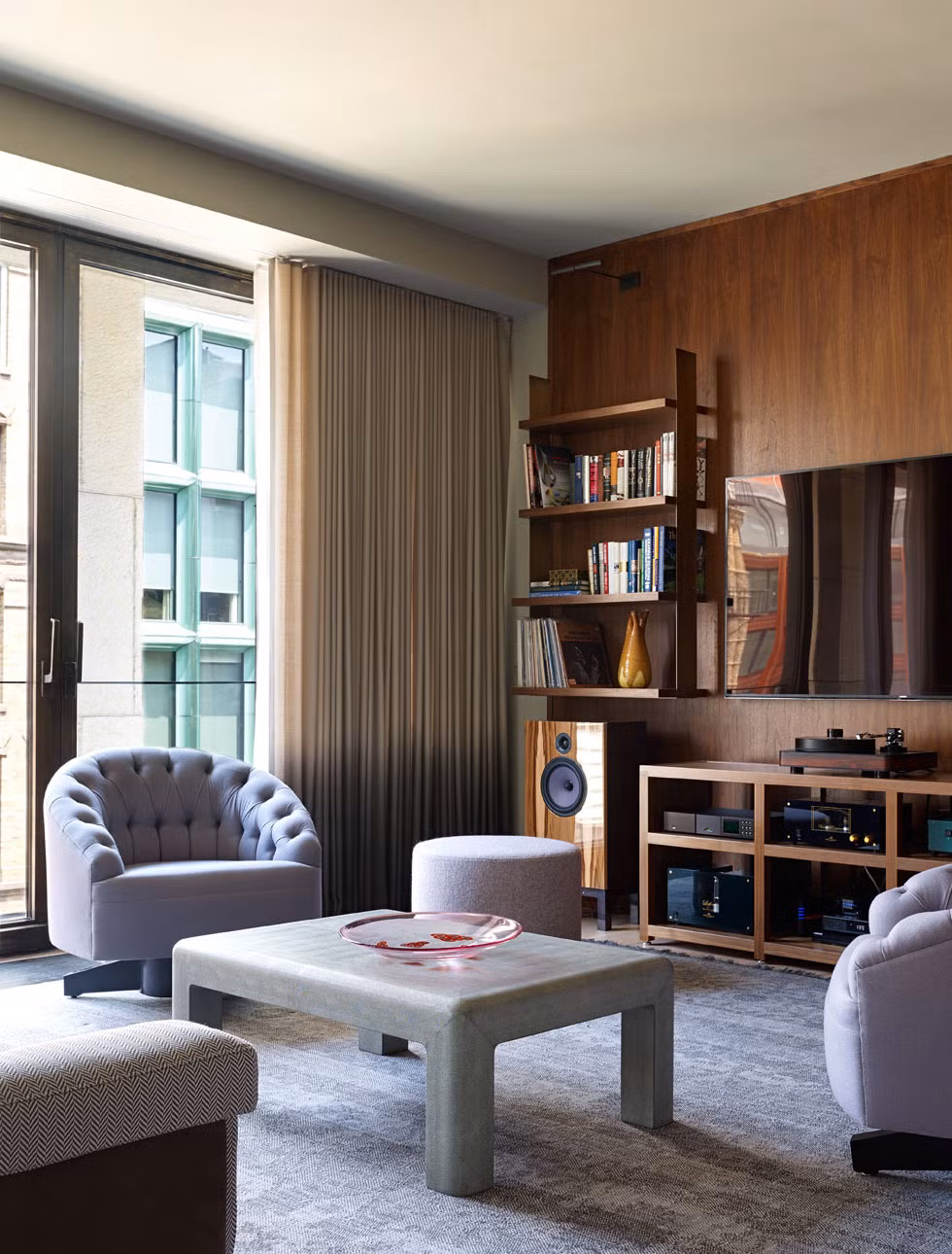 Đến nay phong cách nội thất đương đại vẫn là lựa chọn của rất nhiều gia đình không chỉ riêng với phòng khách mà còn dùng cho cả phòng ăn, phòng làm việc và phòng ngủ.