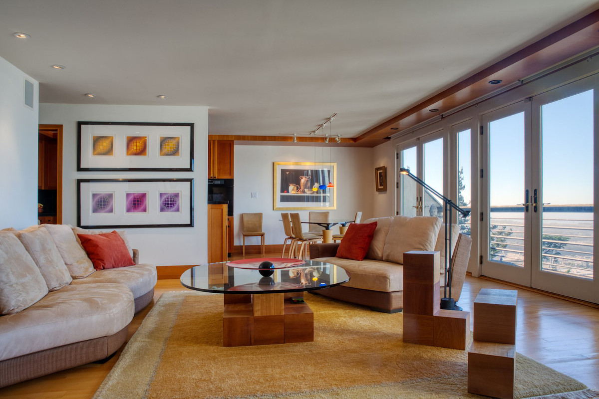 Kiểu bàn trà mặt kính chính là nét hiện đại bổ sung cho không gian đương đại của căn phòng khách.