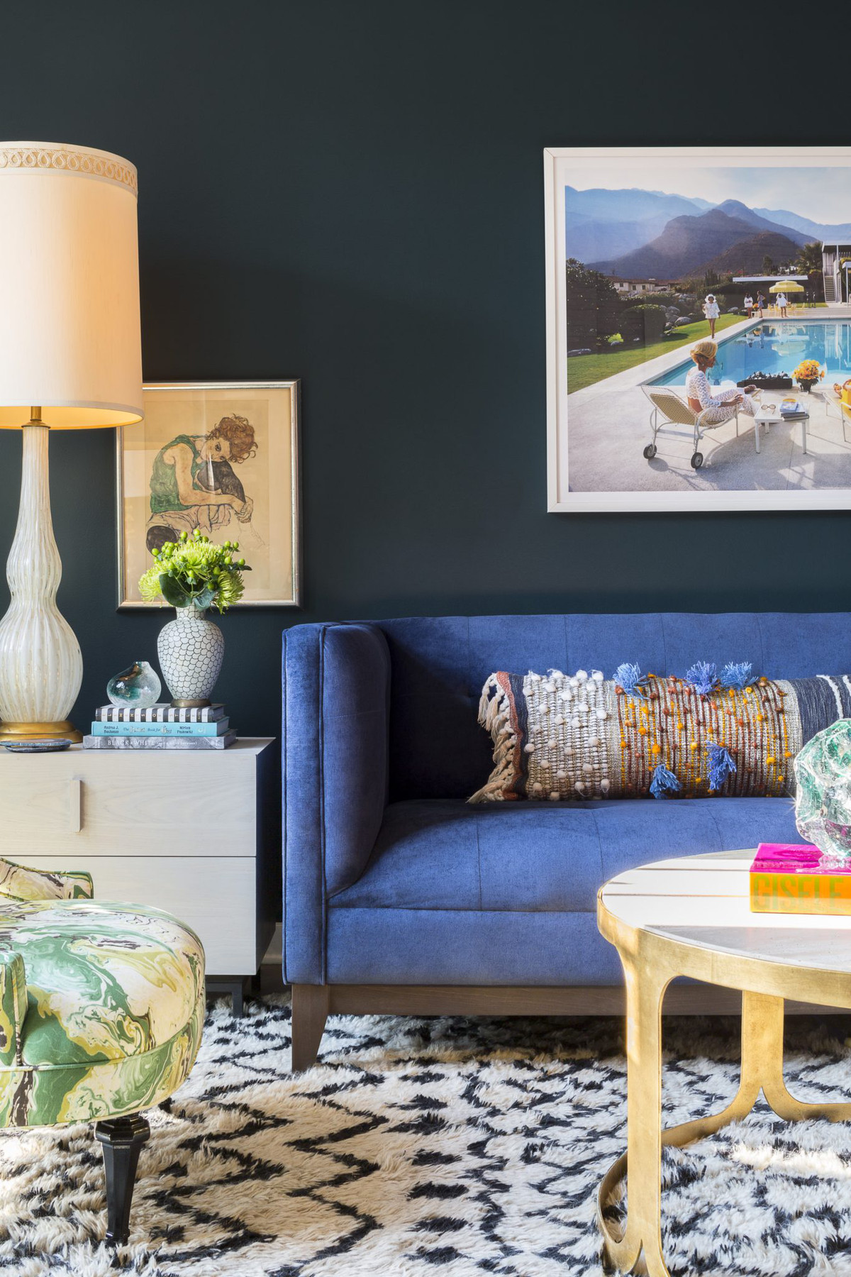 Những bức tranh treo tường ấn tượng không thể nào thiếu được khi bạn sử dụng phong cách nội thất đương đại.