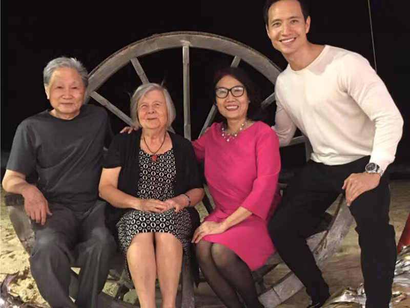 Ngoài ra, bố của Kim Lý kinh doanh nhiều cửa hiệu tại Mỹ còn mẹ của anh từng làm việc cho tổ chức Liên hiệp quốc của Thụy Điển.