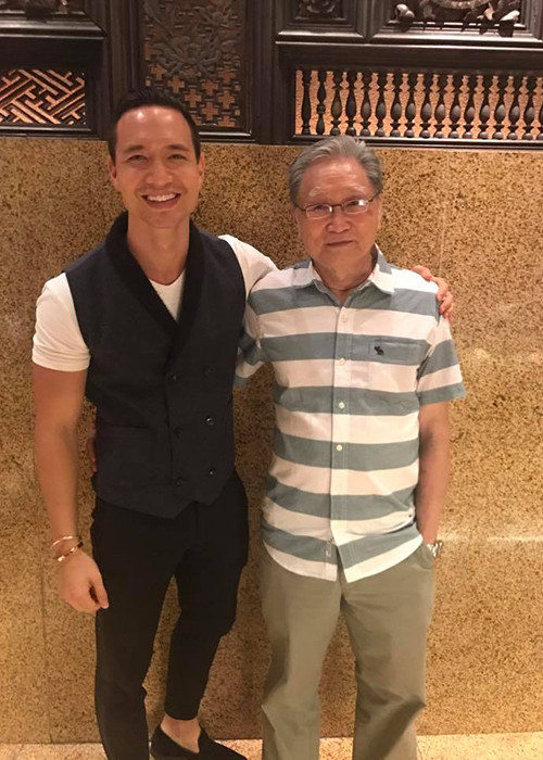 Bà Ngọc Hương - mẹ Hồ Ngọc Hà từng tiết lộ, bố mẹ của Kim Lý đều nói được 5 thứ tiếng, cả hai thích đọc sách, đi bộ thể dục và sống rất tình cảm.