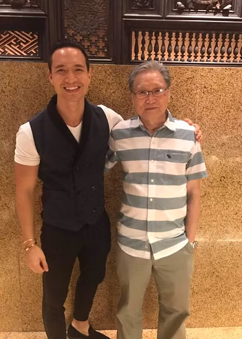 Bà Ngọc Hương - mẹ Hồ Ngọc Hà từng tiết lộ, bố mẹ của Kim Lý đều nói được 5 thứ tiếng, cả hai thích đọc sách, đi bộ thể dục và sống rất tình cảm.