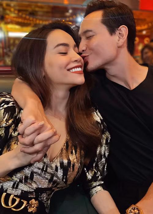 Khi bị antifan hỏi "Rảnh quá suốt ngày thấy tháp tùng", Kim Lý đáp trả: "Ban ngày bận đi làm, tối rảnh không đi tháp tùng không lẽ chơi riêng, đi nhậu mới là đàn ông bận rộn?”.