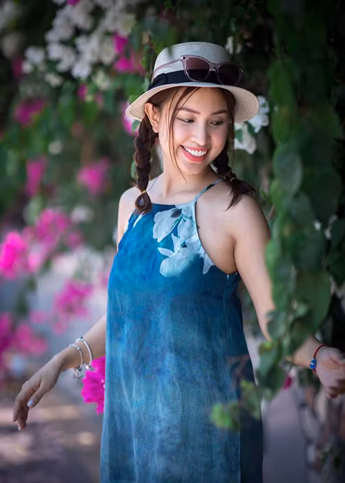 Bà mẹ một con thường xuyên đăng tải hình ảnh trẻ trung, gương mặt toát lên hạnh phúc.