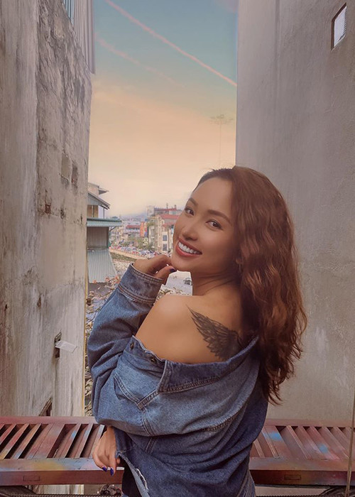 Ngoài đời, Vân Hugo chuộng phong cách gợi cảm, khác với hình ảnh nhu mì, kín đáo ngày xưa.