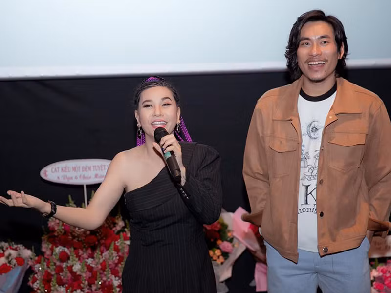 Cách đây không lâu Cát Phượng viết trên trang cá nhân: "Đàn ông khi làm ra tiền, họ luôn muốn có thêm người đàn bà bên cạnh. Phụ nữ khi làm ra tiền, họ không cần đến người đàn ông". Nhiều cư dân mạng cho rằng không phải ngẫu nhiên Cát Phượng đăng tải câu nói này nếu như tình cảm của cô và tình trẻ vẫn mặn nồng.