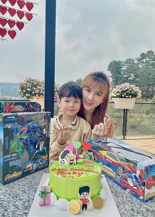 Cách đây 5 năm, nữ ca sĩ sinh con trai đầu lòng - bé Henry.