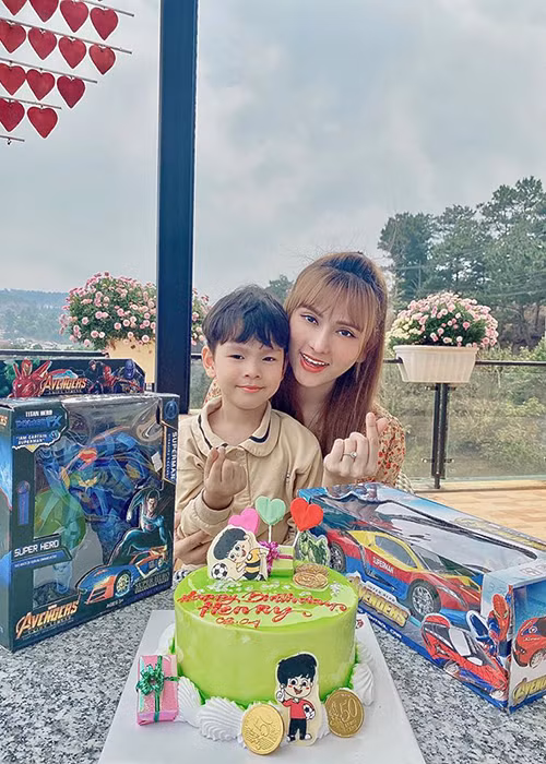 Cách đây 5 năm, nữ ca sĩ sinh con trai đầu lòng - bé Henry.