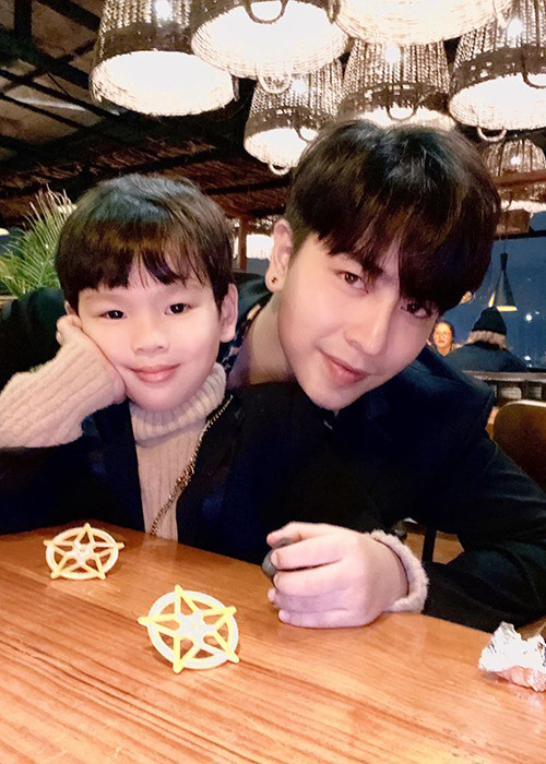 Sau ồn ào, Kin Nguyễn dần lấy lại thiện cảm của khán giả bằng những hành động yêu thương bé Henry.