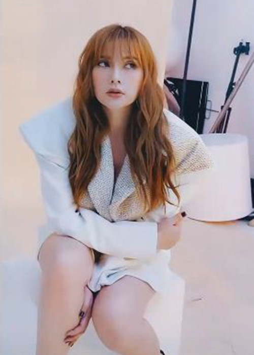 Nghi vấn Thu Thủy mang bầu lần 2 rộ lên từ tháng 2/2020 khi ông xã của cô có câu nói đầy ẩn ý: "Đi thôi 3 mẹ con ơi". Mới đây, một người thân thiết với Thu Thủy chia sẻ trên Tri thức trẻ nữ ca sĩ đang mang thai lần 2. Thu Thủy hiện mang bầu được 5 tháng và em bé trong bụng cô là con gái.