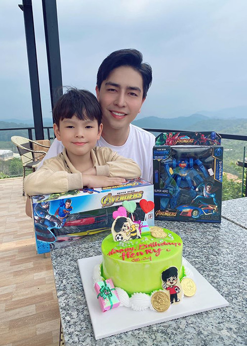 Tháng 8/2019, chồng trẻ của Thu Thủy vướng lùm xùm cấu tay bé Henry. Trước sự việc, Kin Nguyễn lên tiếng xin lỗi.