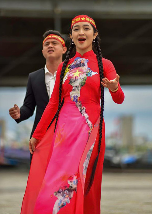 Hồng Minh sở hữu chiều cao ấn tượng ở tuổi 14. Ngoài ra, mái tóc của giọng ca trẻ vẫn dài thướt tha.