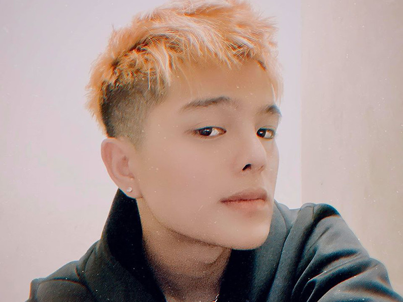 Quán quân Giọng hát Việt nhí 2013 nhuộm tóc, xỏ khuyên tai, khuyên miệng, ăn mặc bụi bặm. Hồi tháng 5/2019, Quang Anh thừa nhận dao kéo để gương mặt trở nên góc cạnh, mũi cao, thon gọn.