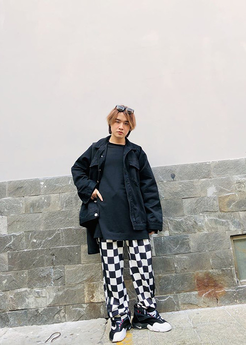 Hoàng Anh lột xác so với 6 năm trước. Giọng ca trẻ hiện sở hữu vóc dáng cao gầy, để tóc dài. Theo Hoàng Anh, do tự ti, anh quyết tâm giảm cân và đã thành công sau 3 năm kiên trì.