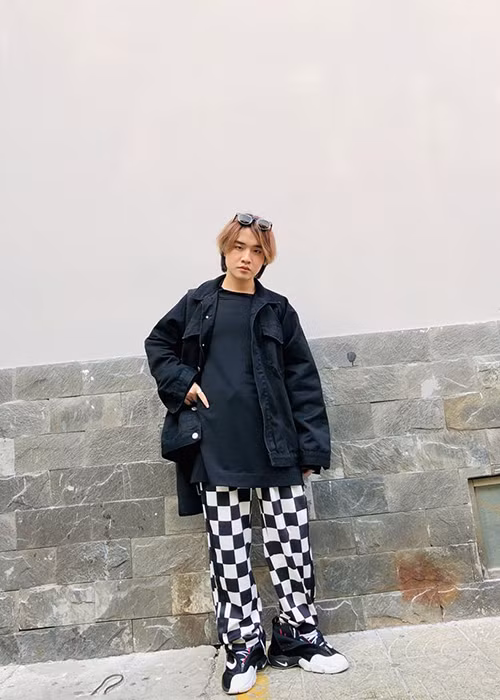 Hoàng Anh lột xác so với 6 năm trước. Giọng ca trẻ hiện sở hữu vóc dáng cao gầy, để tóc dài. Theo Hoàng Anh, do tự ti, anh quyết tâm giảm cân và đã thành công sau 3 năm kiên trì.