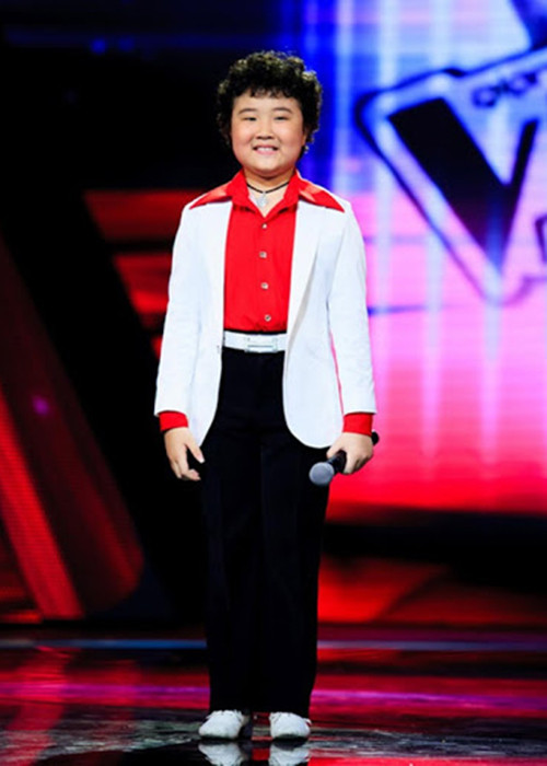 Mon Hoàng Anh – còn được gọi là Doraemon tóc xù giành ngôi vị á quân Giọng hát Việt nhí 2014. Lúc tham gia cuộc thi, cậu nhóc sinh năm 2003 rất bụ bẫm.