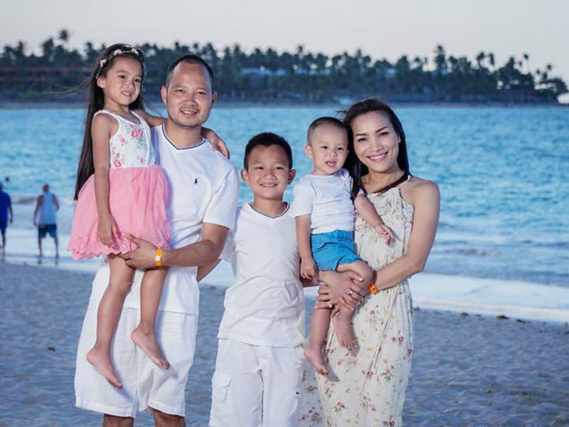 Loat anh binh di cua ca si Hong Ngoc ben 3 nhoc ti