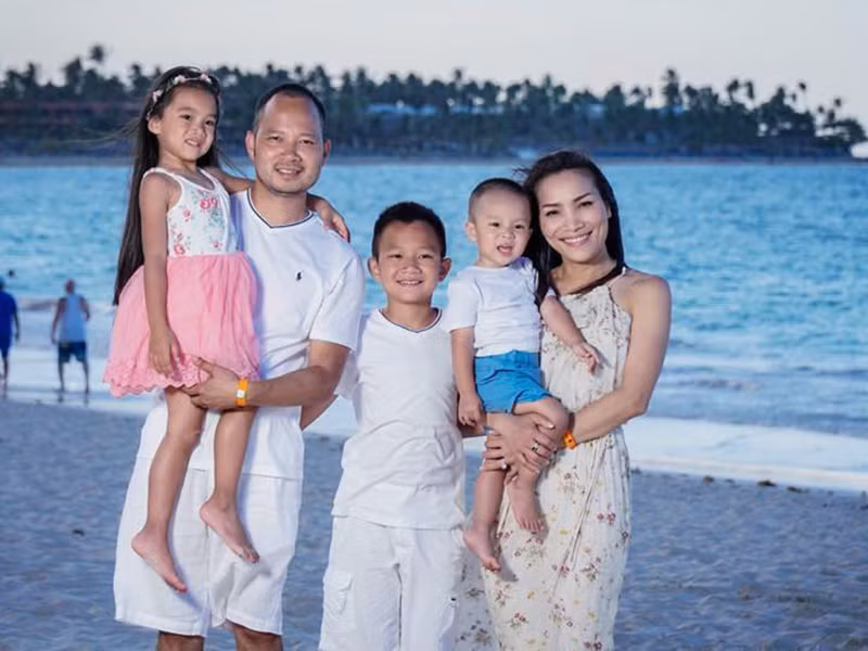 Loat anh binh di cua ca si Hong Ngoc ben 3 nhoc ti