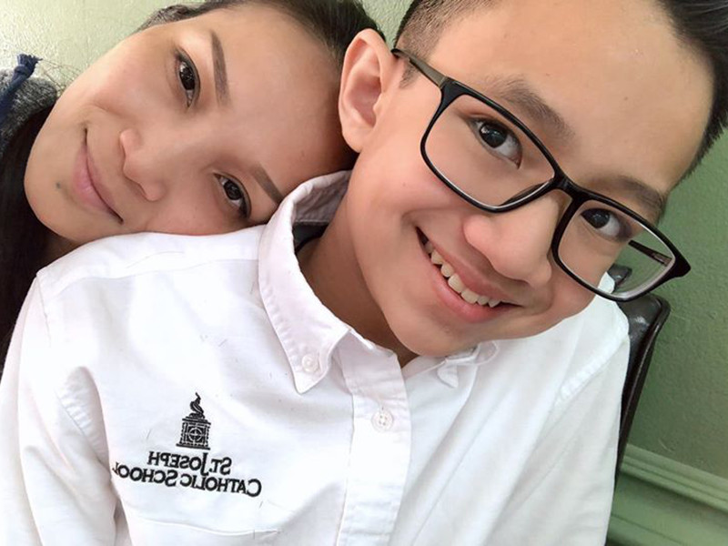 Chia sẻ hình ảnh tựa vào vai con trai đầu lòng, Hồng Ngọc nhắn nhủ con: "Cuộc đời không cần phải tìm người đàn ông giàu hay có địa vị gì cả, chỉ mong gặp đúng người đàn ông tử tế là sẽ có tất cả những gì mình cần. Mong là chàng trai này lớn lên cũng phải sống thật tử tế nhé con".