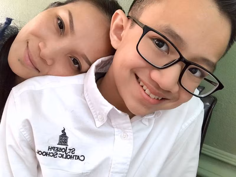 Chia sẻ hình ảnh tựa vào vai con trai đầu lòng, Hồng Ngọc nhắn nhủ con: "Cuộc đời không cần phải tìm người đàn ông giàu hay có địa vị gì cả, chỉ mong gặp đúng người đàn ông tử tế là sẽ có tất cả những gì mình cần. Mong là chàng trai này lớn lên cũng phải sống thật tử tế nhé con".