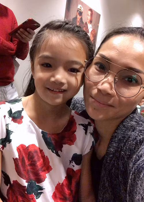 Hình ảnh Hồng Ngọc đưa con gái thứ 2 đi học đàn.