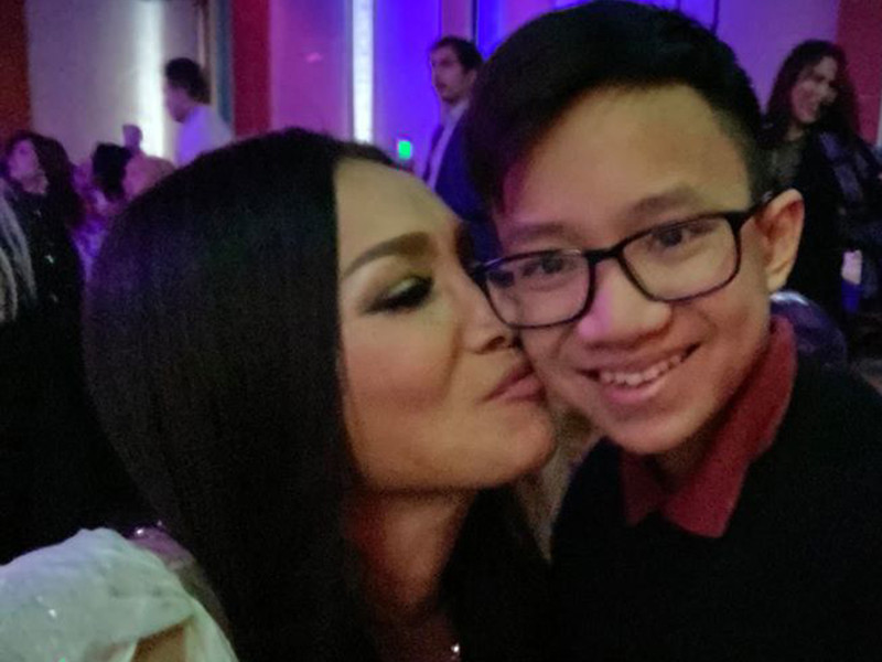 Năm bé Chấn Hưng 10 tuổi, Hồng Ngọc viết tâm thư đầy xúc động: “Mười năm trôi qua bao nhiêu niềm vui và hạnh phúc khi có con trong cuộc sống của bố mẹ, cũng chính là thời gian bố mẹ hạnh phúc vô vàn trong đời sống gia đình và con chính là màu nhiệm, sự kết nối tình yêu của bố mẹ dành cho nhau. Cám ơn con đã đến với bố mẹ. Bây giờ con đã là anh của hai em, hãy sống thật tốt, có trách nhiệm và thật đạo đức con nhé".