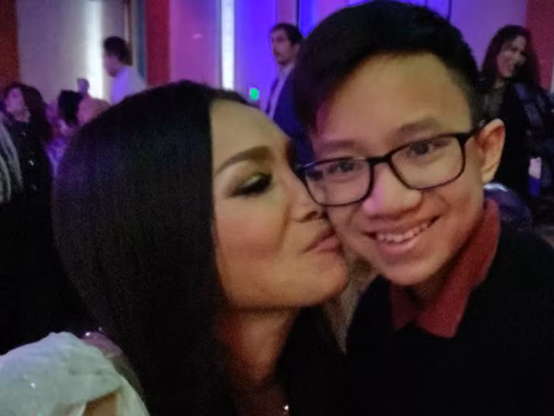 Năm bé Chấn Hưng 10 tuổi, Hồng Ngọc viết tâm thư đầy xúc động: “Mười năm trôi qua bao nhiêu niềm vui và hạnh phúc khi có con trong cuộc sống của bố mẹ, cũng chính là thời gian bố mẹ hạnh phúc vô vàn trong đời sống gia đình và con chính là màu nhiệm, sự kết nối tình yêu của bố mẹ dành cho nhau. Cám ơn con đã đến với bố mẹ. Bây giờ con đã là anh của hai em, hãy sống thật tốt, có trách nhiệm và thật đạo đức con nhé".