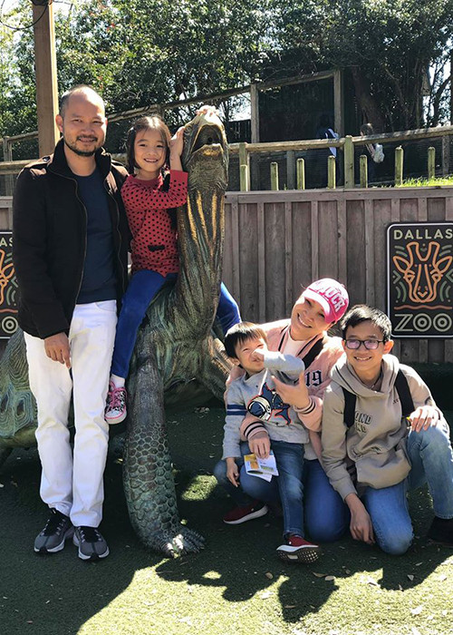 Cả gia đình Hồng Ngọc vui vẻ trong một chuyến đi chơi công viên.