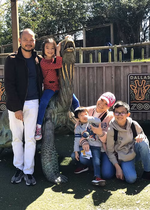 Cả gia đình Hồng Ngọc vui vẻ trong một chuyến đi chơi công viên.