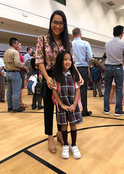 Dù bận rộn, cô vẫn đưa các con tới trường.