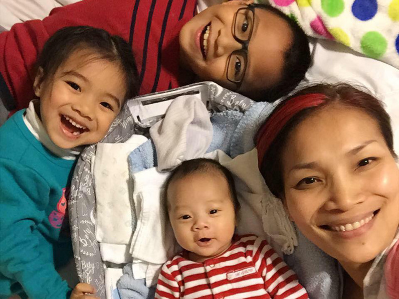 Khi rời sân khấu, Hồng Ngọc trở về cuộc sống bình dị bên các con.