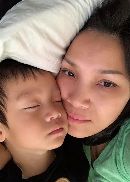 Vì không muốn xa các con lâu ngày, Hồng Ngọc ít khi trở về nước biểu diễn mà chọn hát ở Mỹ.