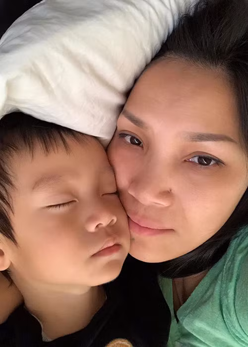 Vì không muốn xa các con lâu ngày, Hồng Ngọc ít khi trở về nước biểu diễn mà chọn hát ở Mỹ.