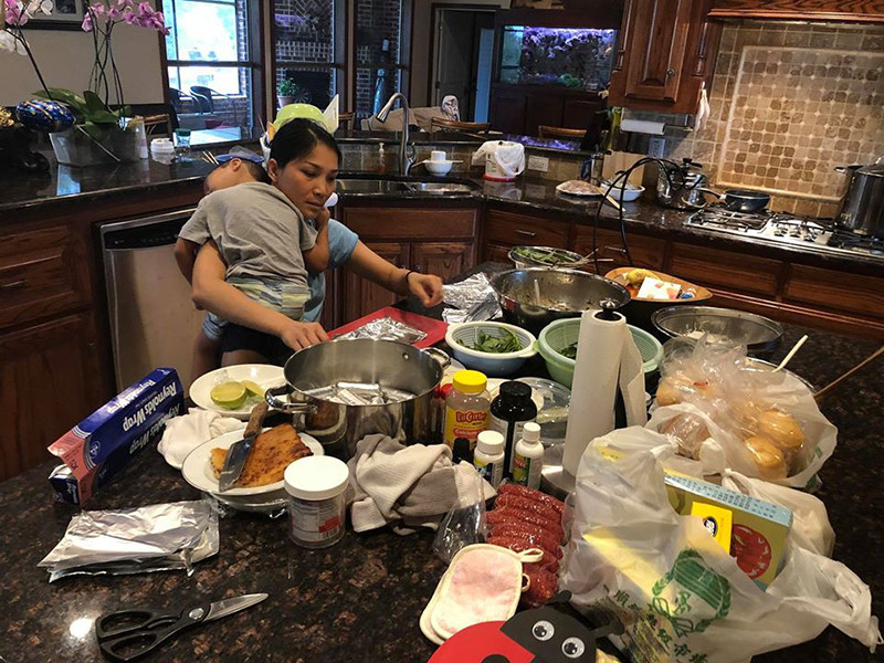 Hình ảnh nữ ca sĩ vừa bồng con trai út đang ngủ vừa nấu ăn.