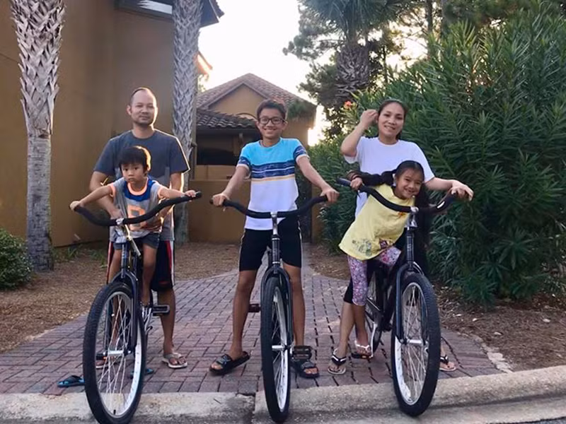 Trong những kỳ nghỉ, vợ chồng Hồng Ngọc thường đưa các con đi du lịch.