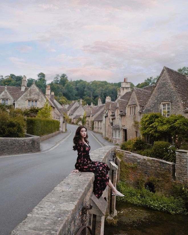 Ngoài những chiếc bánh cầu kỳ, đẹp mắt, dân mạng còn chú ý đến gu thời trang toàn hàng hiệu cùng những bức hình check-in sang chảnh của cô nàng ở trời Âu.