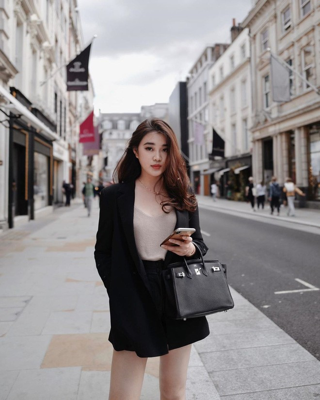 Cô nàng cho biết thêm, ở Lào, các nguyên liệu và dụng cụ làm bánh không được bán rộng rãi và đa dạng. May mắn, bố của cô nàng thích trồng cây ăn quả nên mỗi tuần một lần, cô sẽ cùng bố ra vườn hái quả để chuẩn bị cho ra lò những món bánh mới. Mơ ước của hot girl người Lào là có thể mở một tiệm bánh ngọt của riêng mình. Cô chia sẻ mình đang bắt đầu từng bước trên con đường để biến ước mơ thành hiện thực.